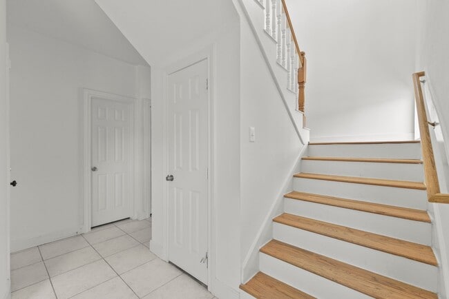 Building Photo - Charming 3-Bed, 2.5-Bath Home in the Heart of the Heights with Spacious Yard & Prime Location