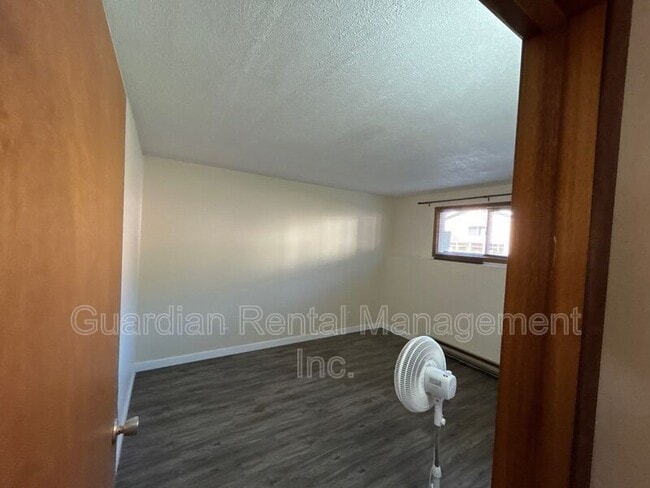 Building Photo - 39 Kingsway Dr