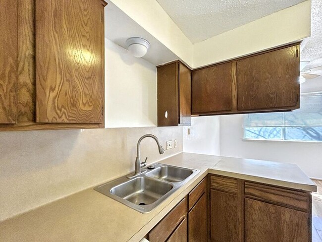 Building Photo - 1405B Braker Ln