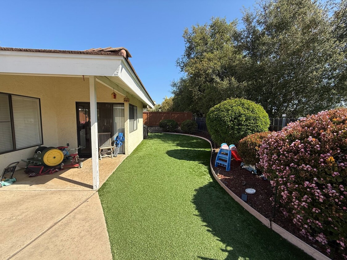 Building Photo - Spacious 4 bedroom 2 bath home located in ...