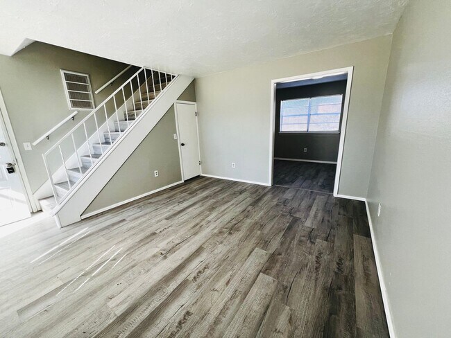 Building Photo - Beautifully Updated 2BD 1BA, Two-Story Dup...