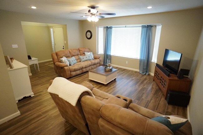 Foto del edificio - 3 br, 2 bath House - 381 N Stanford Ave