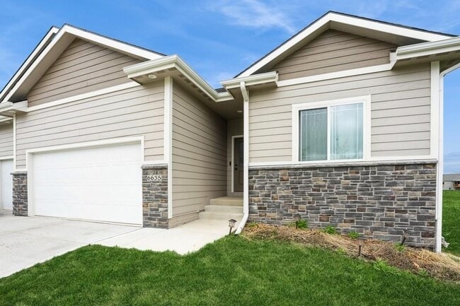 Building Photo - 6635 NE 9th Ct