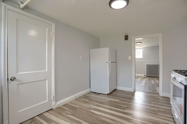 Building Photo - 1323 N Kenwood Ave