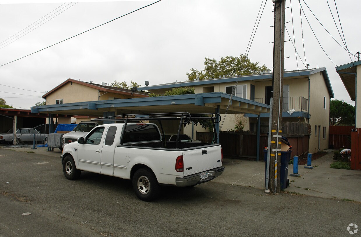 Foto del edificio - 216-220 Westwood St