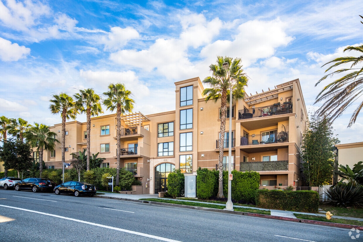 Primary - La Playa Court