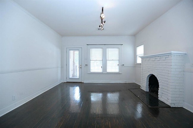 Building Photo - 1133 E 7 1/2 St