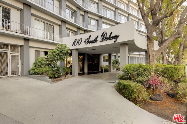 Building Photo - 100 S Doheny Dr