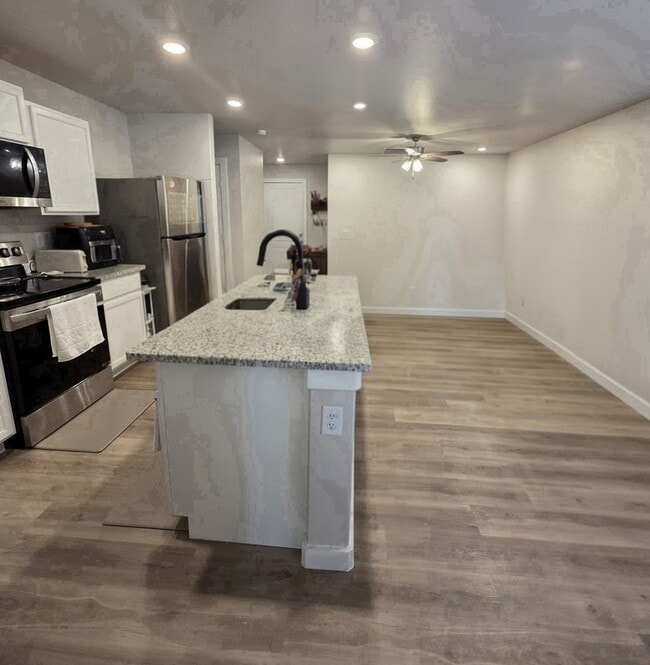 Building Photo - 322 Graze St