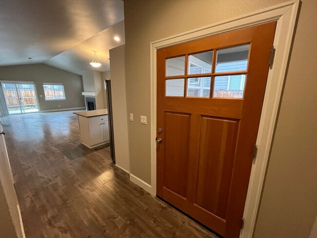 Building Photo - Single Level Home with Nice Layout
