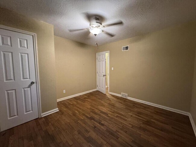 Building Photo - 2328 E Manchester St