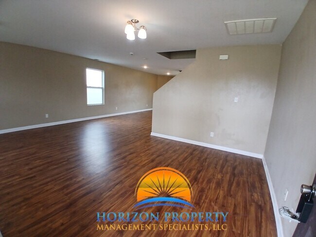 Foto del edificio - 15355 Tyler Mill Dr