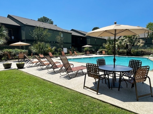 Pool - Seasons Apartments