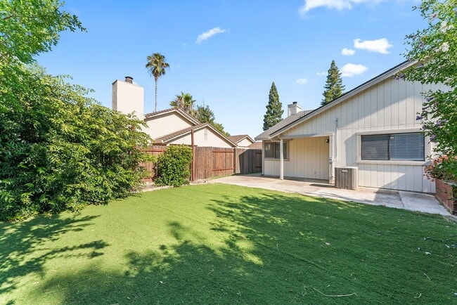 Building Photo - Charming 2 Bedroom 2 Bath Duplex