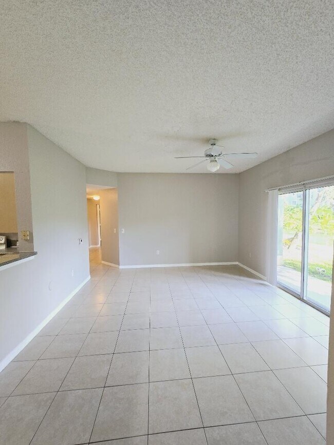 Foto del edificio - 320 Crestwood Cir