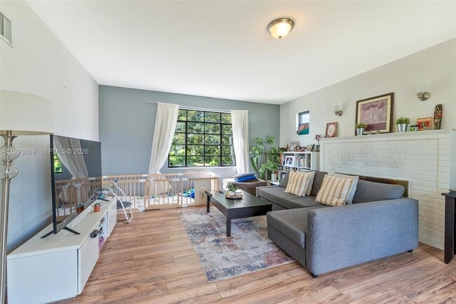 Foto del edificio - 1238 NE 112th St