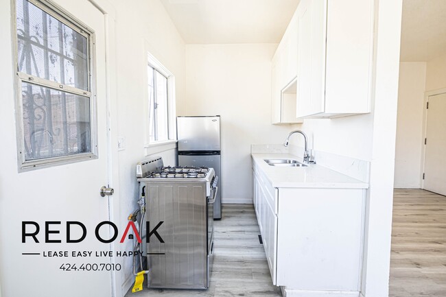 Building Photo - Beautiful Bright, Spacious and Completely ...