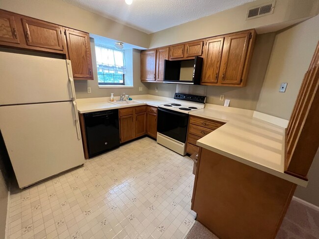 Building Photo - Private Charming Apartment!