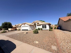 Building Photo - 2560 S Vineyard