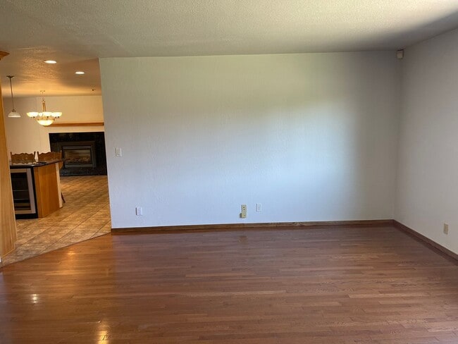Building Photo - Beautiful 3 Bedroom 2 Bathroom 1835 sq ft ...