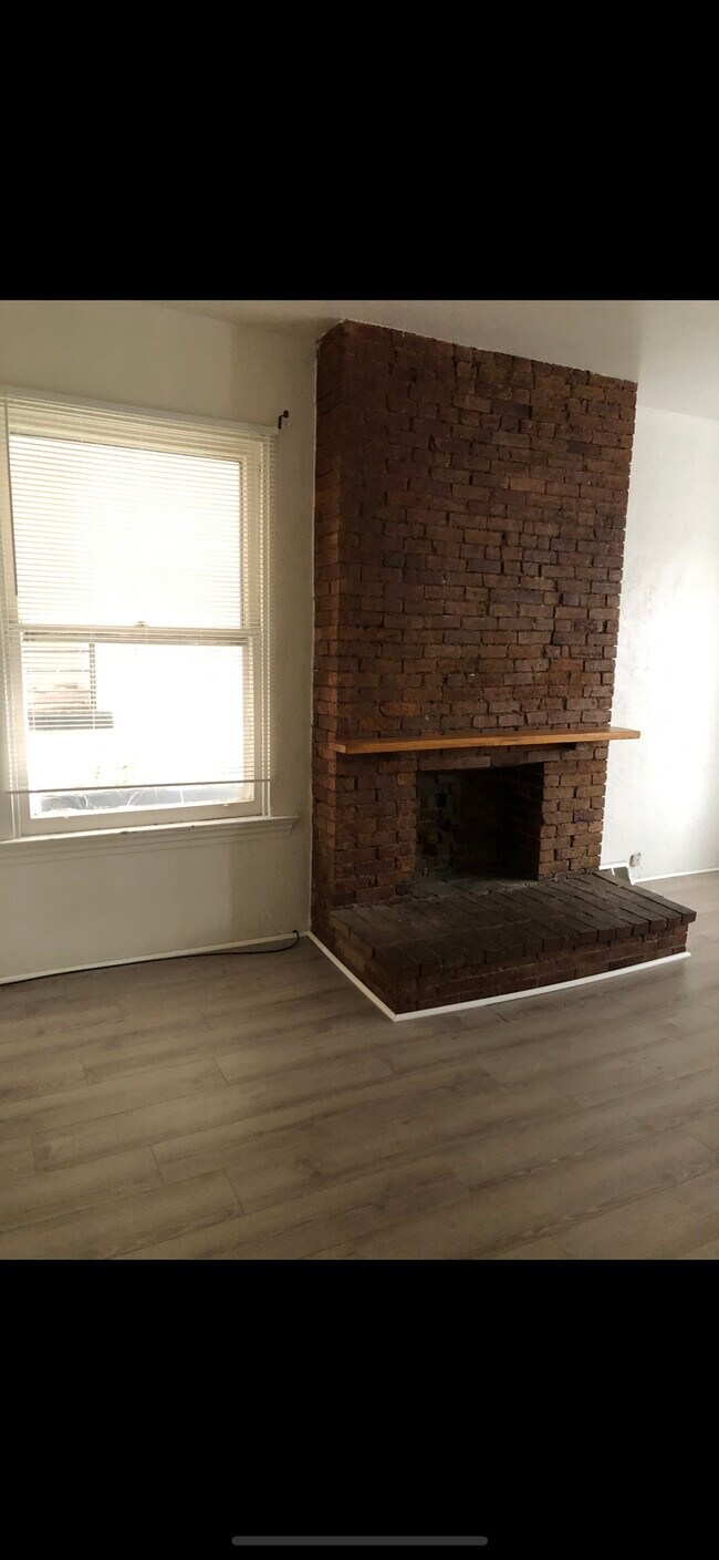 Building Photo - 204 Stratford Ave