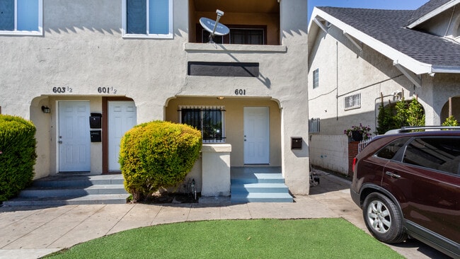 Building Photo - 601 W 49th St