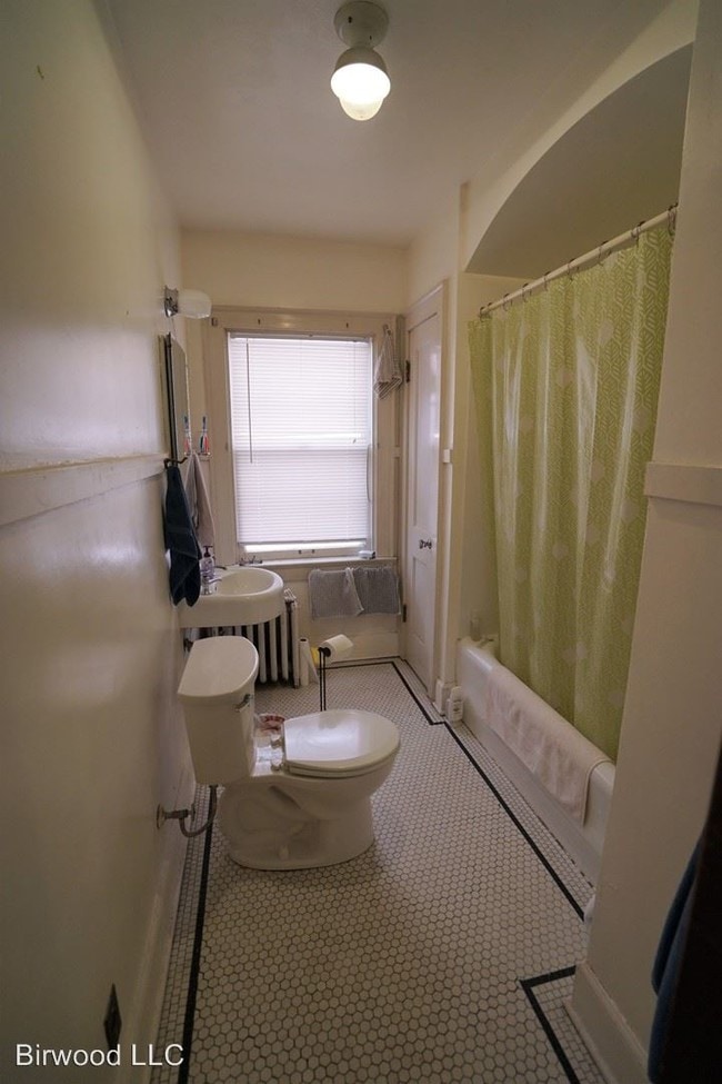 Building Photo - 1 br, 1 bath Apartment - 508 W. Wilson St. #1