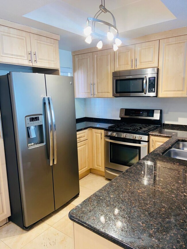 Building Photo - Beautiful, unfurnished luxury condo at the...