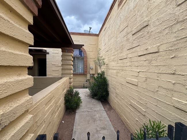 Building Photo - 2Bdm 2Ba towhome, great location! call today!
