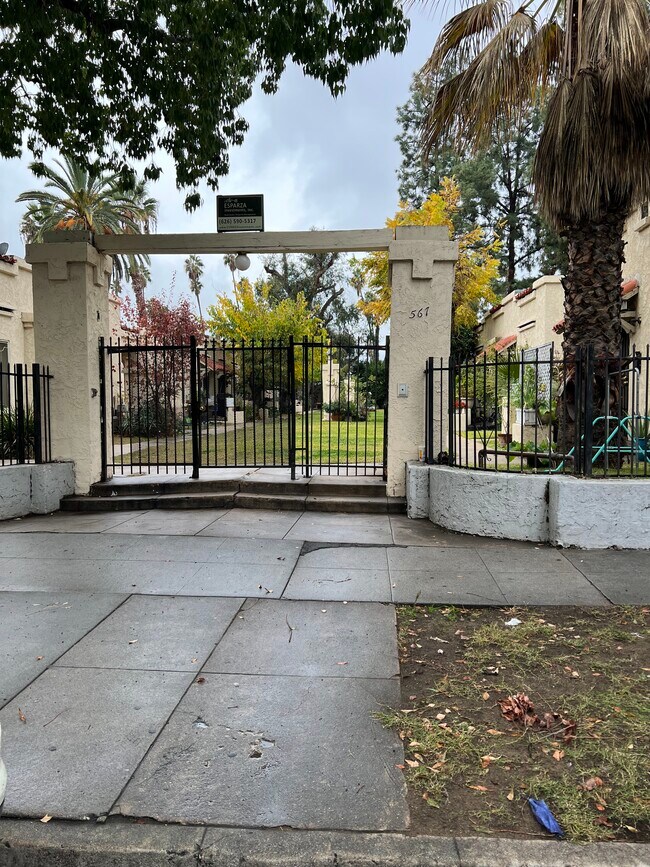 Foto del edificio - 567 N Oakland Ave