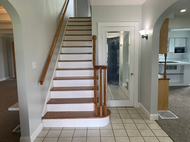 Building Photo - A quiet retreat with character and space t...