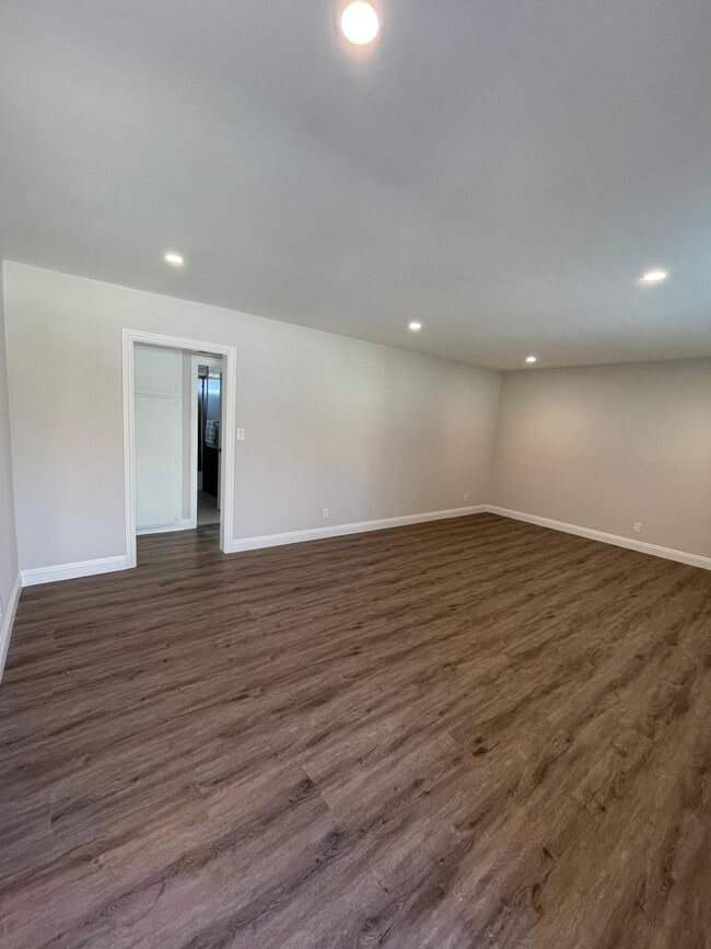 Building Photo - 925 Edith Ave