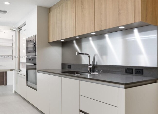 Building Photo - 1000 Brickell Plaza