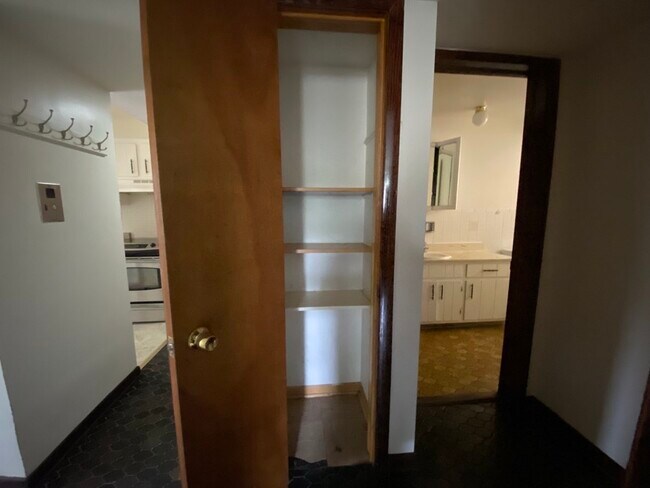 Foto del edificio - 7035 W Irving Park Rd