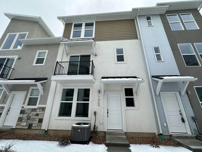 Building Photo - 1069 S 2560 E
