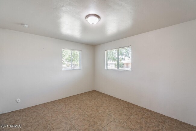 Building Photo - 2345 E Roma Ave