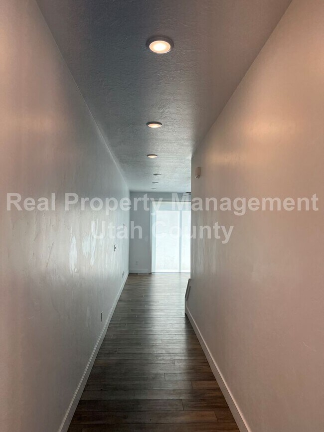 Building Photo - Cute townhome in Highland