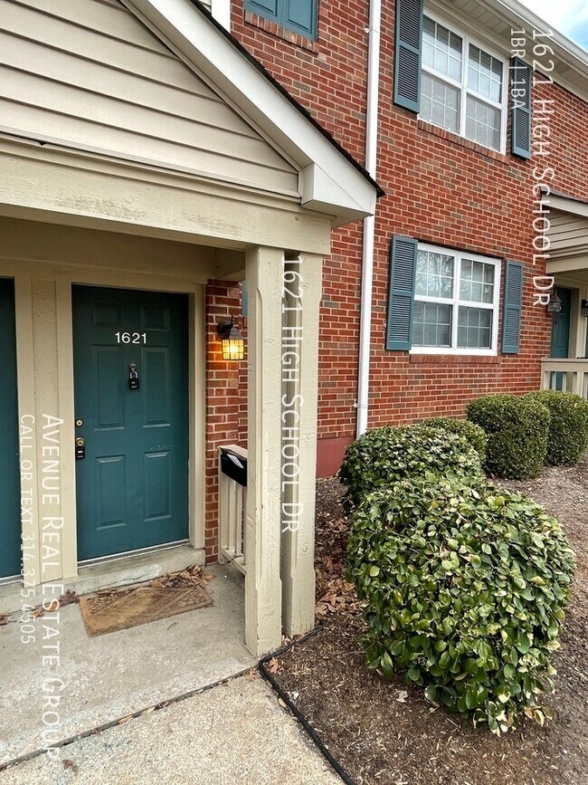 Foto del edificio - Just Listed! - 1621 High School Dr