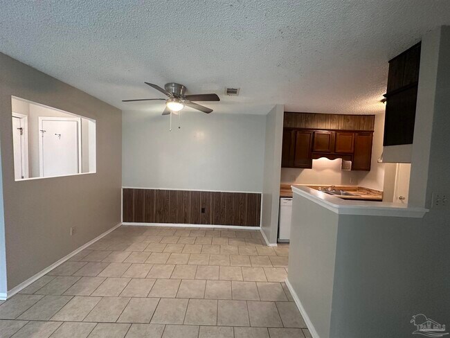 Building Photo - 8160 Stonebrook Dr