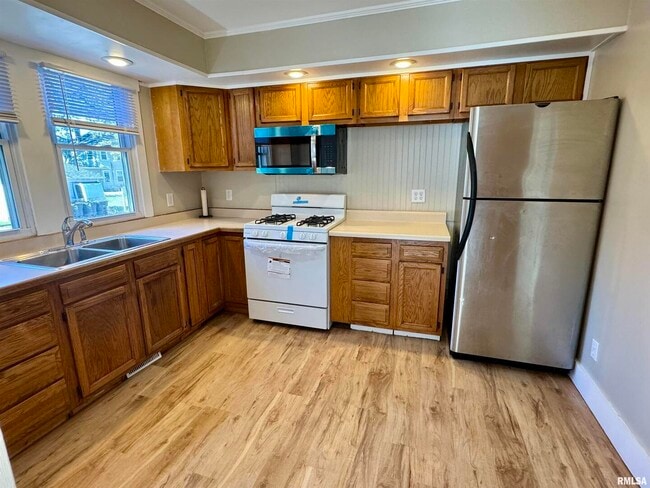 Building Photo - 716 46th St