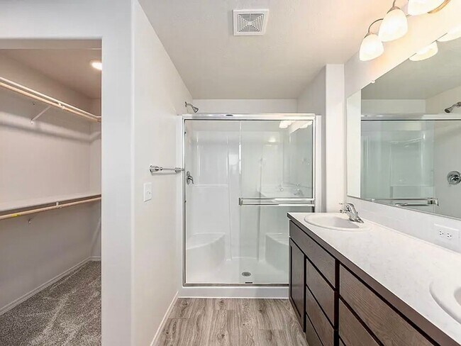 Building Photo - Well, maintained three bedroom 2 1/2 bath ...