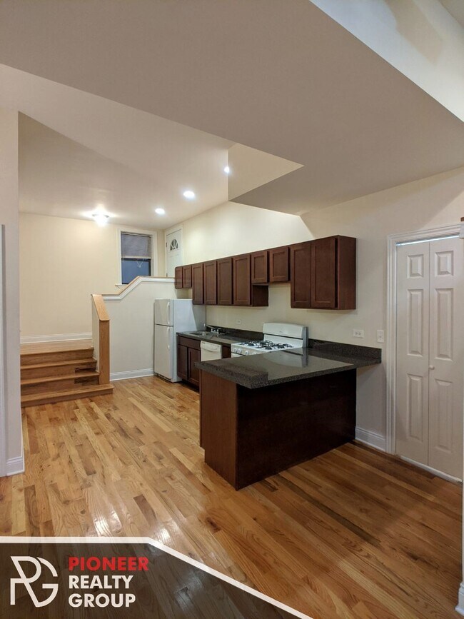 Foto del edificio - 3525 N Racine Ave