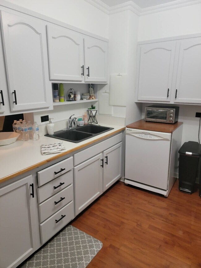 Photo du bâtiment - 4 Bed 2 Bath Unit in Red Deer, AB