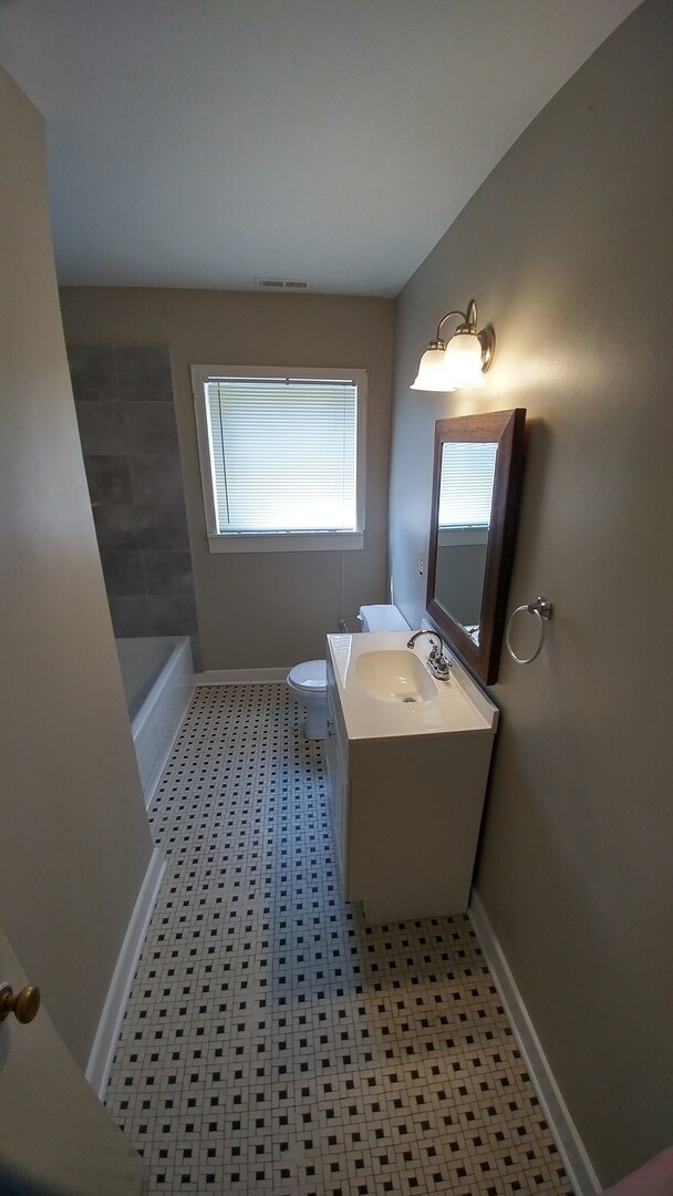 Foto del edificio - --APPLICATION PENDING CURRENTLY UNAVAILBLE-- 3 BR / 1 BA  Renovated home near VCU in Byrd Park Ar...