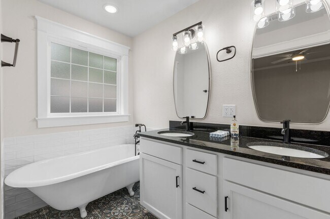 Foto del edificio - Charming 3 Bed / 2 Bath Single-Family Home with Detached 2-Car Garage in Temple ISD