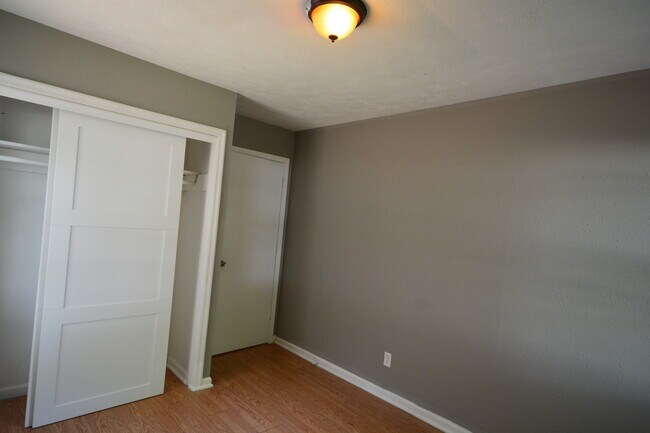 Building Photo - Rent this cute 3 Bedroom 1 Bath Home