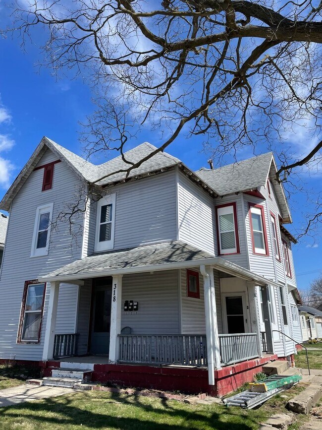 Building Photo - 318 S Green St