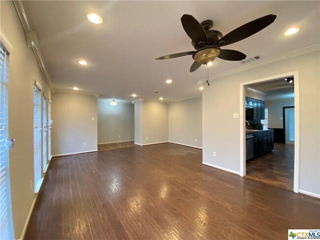 Building Photo - 212 Pin Oak Dr
