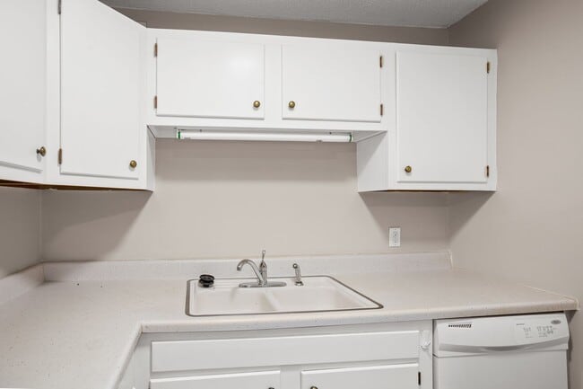 Building Photo - Renovated Condo In Winston-Salem - Call Le...
