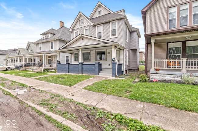 Foto del edificio - 2345 N Kenwood Ave